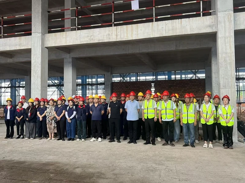 Peserta proyek di lokasi konstruksi Renwang